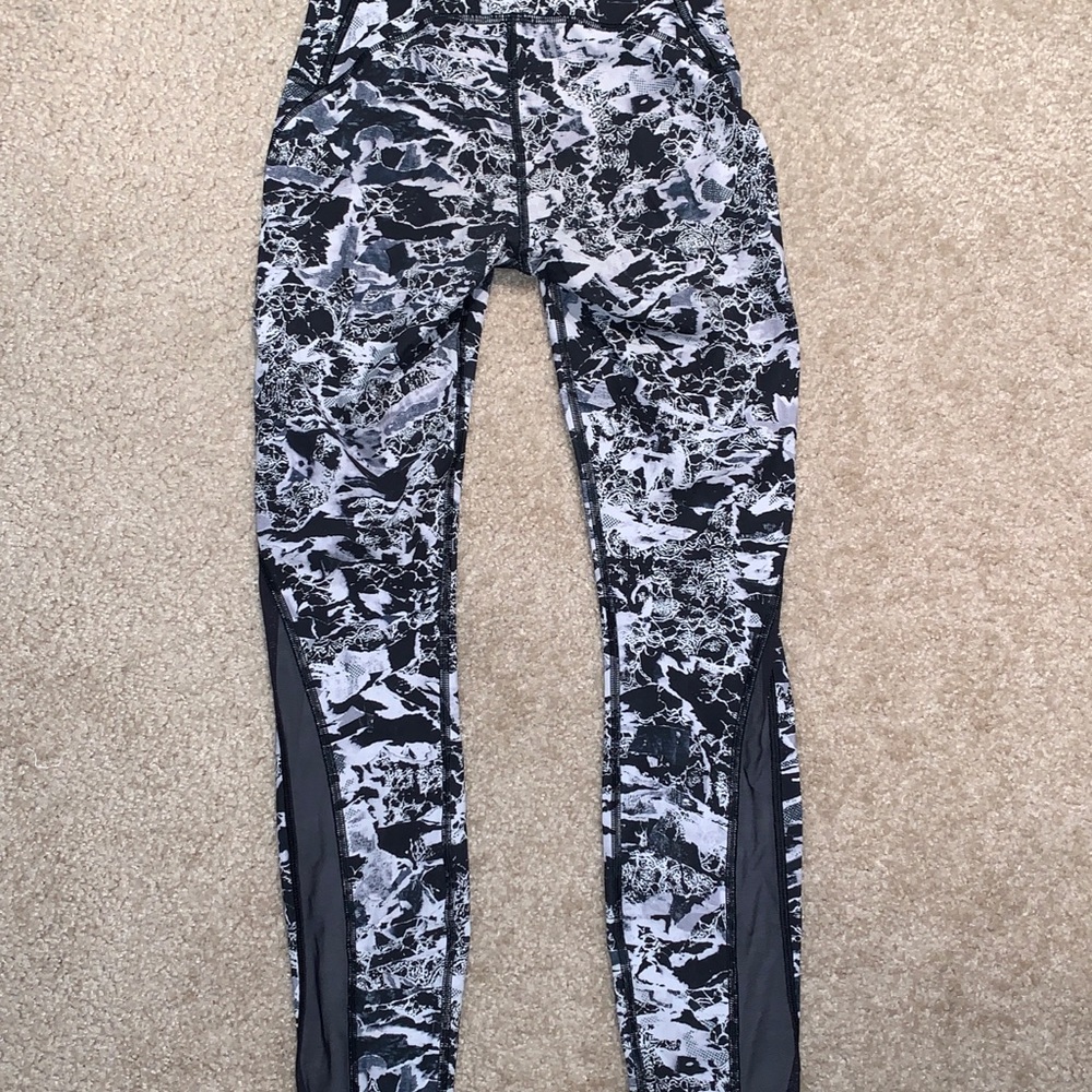 2 Lululemon women’s leggings each size 2